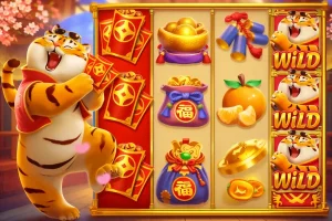 Slot asiático con tigre sonriente, sobres rojos, oro y símbolo WILD en carretes